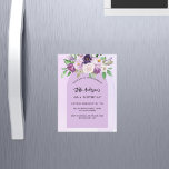Convite Magnético Aniversário de luxo de flores violetas e roxas<br><div class="desc">Um fundo violeta,  lavanda,  colorido d'água e uma armação de arco. Decorado com flores violetas e púrpuras de cor aquosa e verde. Personalize e adicione seu nome e detalhes da festa.</div>