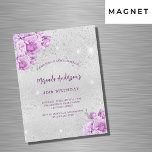 Convite Magnético Aniversário de luxo, flores violentas, cor-de-rosa<br><div class="desc">Um fundo falso,  de aspecto prateado,  com faíscas prateadas falsas e flores cor-de-rosa e violeta. Personalize e adicione um nome e detalhes da parte.</div>
