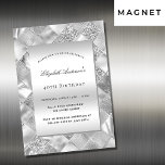 Convite Magnético Aniversário de luxo moderno e elegante prata<br><div class="desc">Uma prata moderna verificou o padrão como fundo. Personalize e adicione um nome e detalhes da parte.</div>