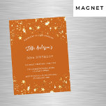 Convite Magnético Aniversário de ouro laranja estrela do luxo modern<br><div class="desc">Um fundo laranja queimado decorado com estrelas ouros. Personalize e adicione um nome e detalhes da parte. O nome é escrito com um script de estilo manuscrito,  letras brancas coloridas.</div>