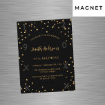 Convite Magnético Aniversário de ouro negro e nobre estrelas anos de<br><div class="desc">Um convite de aniversário glamouroso para ele e para ela. Um fundo preto decorado com estrelas douradas falsas. Personalize e adicione um nome e detalhes da parte. Adicione o ano de nascimento e o ano de celebração.</div>