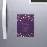 Convite Magnético Aniversário de ouro roxo luxo<br><div class="desc">Um convite magnético moderno,  na moda e glamouroso para uma festa de aniversário 40ª (ou qualquer idade). Um fundo cor roxo profundo com estrelas douradas falsas. A cor roxa é irregular. O nome é escrito com um moderno estilo escrito à mão. Personalize e adicione os detalhes da sua festa.</div>