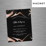 Convite Magnético Aniversário moderno do luxo rosa de ouro negro<br><div class="desc">Um fundo negro. Decorado com veias rosa de mármore. Personalize e adicione seu nome e detalhes da festa. Texto branco.</div>