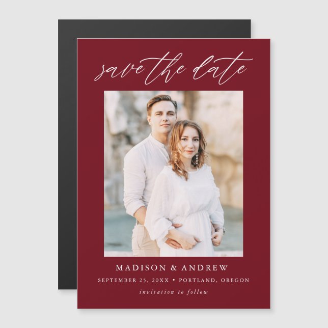 Convite Magnético Anúncio de data de casamento em burgundy com fonte (Frente/Verso)