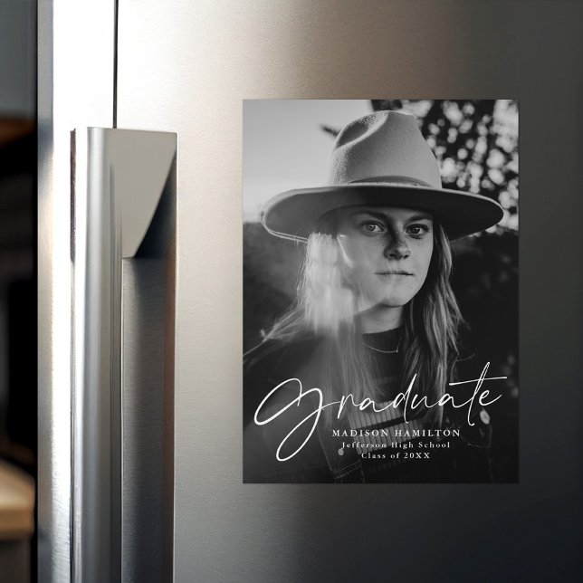 Convite Magnético Anúncio de Graduação de Fotos com Script Na moda (Criador carregado)