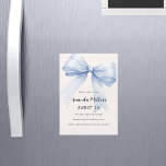 Convite Magnético Arco azul bege elegante Sweet 16 luxo<br><div class="desc">Um bege macio,  fundo colorido creme,  decorado com um grande arco azul claro. Personalize e adicione um nome e detalhes da parte.</div>