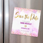 Convite Magnético Bat Mitzvah Guarda a Data Dourada em Aquarela Rosa<br><div class="desc">Certifique-se de que todos os seus amigos e parentes serão capazes de celebrar o marco da sua filha Bat Mitzvah! Enviar este espantoso, moderno, farelo de ouro cintilante e pontos brilhantes e um script de tipografia contra um fundo de aquarela cor rosa suave, personalizado cartão de anúncio magnético "Salvar a...</div>