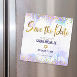 Convite Magnético Bat Mitzvah Salva a Data Dourada Purple Watercolor<br><div class="desc">Certifique-se de que todos os seus amigos e parentes serão capazes de celebrar o marco da sua filha Bat Mitzvah! Enviar este espantoso, moderno, farelo de ouro cintilante, pontos brilhantes e script de tipografia contra um fundo de aquarela roxa, personalizado cartão de anúncio magnético "Salvar a Data". Personalize o texto...</div>