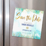 Convite Magnético Bat Mitzvah Salvar Data Dourada Turquoise Watercol<br><div class="desc">Certifique-se de que todos os seus amigos e parentes serão capazes de celebrar o marco da sua filha Bat Mitzvah! Enviar este espantoso, moderno, farelo de ouro cintilante e pontos brilhantes e um script de tipografia contra um fundo de aquarela azul turquesa, personalizado cartão de anúncio magnético "Salvar a Data"....</div>