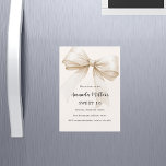Convite Magnético Belo arco elegante, doce 16 luxo<br><div class="desc">Um bege macio,  fundo colorido creme,  decorado com um arco grande. Personalize e adicione um nome e detalhes da parte.</div>