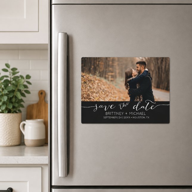Convite Magnético Black Save the Date Manuscrito (Elegant black save the date magnet featuring romantic handwritten script typography)