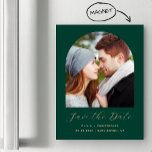 Convite Magnético Boho Photo Arch Emerald Green Dourado Salve a data<br><div class="desc">Este simples e minimalista livro Save the Date magnético apresenta uma fotografia em forma de arco acima das palavras "Save the Date" em elegante guiamento dourado,  seguido pelos nomes dos casais,  pela data do casamento e pela cidade em sans serif num fundo verde esmerald.</div>