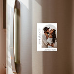 Convite Magnético Boho Salvar a data, foto minimalista Salvar a data<br><div class="desc">Personalize seu anúncio de casamento com nosso magneta minimalista Salvar a foto de Data. Esta elegante e personalizada manutenção apresenta um design limpo que mostra a sua imagem de noivado. Perfeito para casais modernos que buscam uma maneira única de compartilhar seu dia especial. Crie facilmente uma data de gravação memorável...</div>
