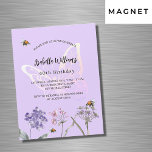 Convite Magnético Borboleta de aniversário violeta flores silvestres<br><div class="desc">Um fundo colorido violeta e lavanda. Decorados com abelhas e pintados de flores silvestres em violeta,  rosa e uma borboleta grande. Personalize e adicione um nome e detalhes da parte.</div>