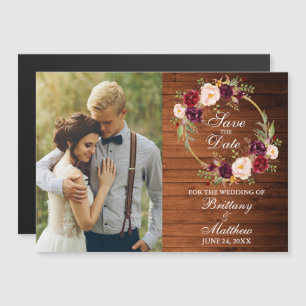 Convite Magnético Burgundy Floral Wreath Rustic Wood Salvar Data