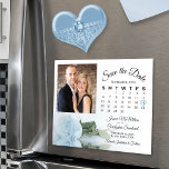 Convite Magnético Calendário de Rosa Azul Claro e Imagem de Data de<br><div class="desc">Estes belos cartões magnéticos são a forma perfeita de deixar a sua família e amigos saberem salvar a data do seu próximo casamento. A design romântica apresenta um solteiro longo e empoeirado, poeirento, poeirento, rosa de cor azul, deitado em seu lado, refletindo ou espelhado em uma piscina d'água com sua...</div>