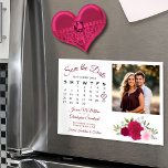 Convite Magnético Calendário de Rosas Magenta e Rosa Foto para Salva<br><div class="desc">Este belo cartão magnético é uma maneira maravilhosa de deixar seus amigos e família saberem salvar a data do seu próximo casamento. O design de música 'bico' rústico possui um aglomerado de rosas de aquarela pintados manualmente em tons de magenta, rosa quente e pincel. O lado esquerdo do cartão é...</div>