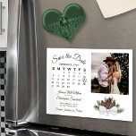 Convite Magnético Calendário e Foto Rustic Pinecones Salvar a Data<br><div class="desc">Este belo cartão magnético é uma maneira maravilhosa de deixar seus amigos e família saberem salvar a data do seu próximo casamento. O design rústico apresenta um cluster de pinecones de aquarela pintados manualmente e ramificações de pínus. O lado esquerdo do cartão é um calendário personalizável do seu mês de...</div>