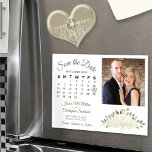Convite Magnético Calendário Floral Branco de Ivory e Foto Salvar a<br><div class="desc">Este belo cartão magnético é uma maneira maravilhosa de deixar seus amigos e família saberem salvar a data do seu próximo casamento. O rústico design bócio apresenta um aglomerado de rosas de aquarela pintados à mão e flores em tons de marfim, creme e branco. O lado esquerdo do cartão é...</div>