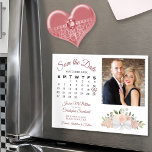 Convite Magnético Calendário Floral do Dusty Rosa Salve a Data<br><div class="desc">Este belo cartão magnético é uma maneira maravilhosa de deixar seus amigos e família saberem salvar a data do seu próximo casamento. O design de som bústico apresenta um aglomerado de rosas de aquarelas pintadas manualmente e flores em tons de rosa poeirento, rosa-pincel, coral e mauve. O lado esquerdo do...</div>