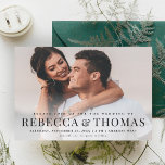 Convite Magnético Casamento Clássico Moderno de Fotos<br><div class="desc">Uma camada moderna com grandes nomes e uma foto de sangria de cheio são as características deste convite de casamento. O fundo é um ímã. Clique no botão editar para personalizar este design.</div>