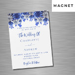 Convite Magnético Casamento de luxo com flores azuis brancas<br><div class="desc">Um fundo branco,  decorado com flores azuis e brancas. Personalize e adicione seus nomes e detalhes.</div>