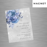 Convite Magnético Casamento de luxo com flores azuis prateadas<br><div class="desc">Fundo de aspecto fino prateado decorado com florais azuis e faxes brilhantes. Personalize e adicione seus nomes e detalhes do casamento. Letras pretas coloridas.</div>