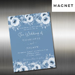 Convite Magnético Casamento de luxo com um guião floral elegante e a<br><div class="desc">Fundo azul empoeirado e flores. Personalize e seus nomes e detalhes. Fundo: fundo azul empoeirado.</div>