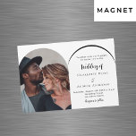 Convite Magnético Casamento moderno de luxo de fotografia<br><div class="desc">Um convite de casamento magnético em arco fotográfico Na frente: adicione sua própria foto em tamanho vertical. Um fundo branco chic,  texto preto. Personalize e adicione seus nomes e detalhes.</div>