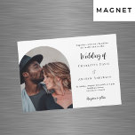 Convite Magnético Casamento simples e moderno de luxo fotográfico<br><div class="desc">Um convite para casamento de fotos Na frente: adicione sua própria foto vertical. Um fundo branco chic,  texto preto. Personalize e adicione seus nomes e detalhes.</div>