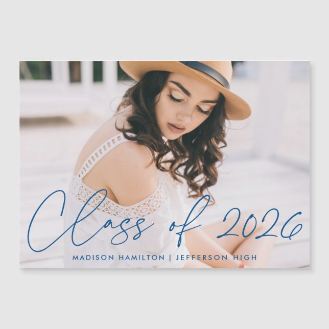Convite Magnético Class of 2023 Modern Blue Script Photo Graduation (Frente)