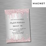 Convite Magnético Doce, 16 anos, brilho cor-de-prata rosa pinga luxo<br><div class="desc">Um convite magnético moderno, na moda e glamouroso para uma doce festa de aniversário 16, 16 (ou qualquer idade). Um fundo com aparência de prata suja elegante, pingado brilhante, pingado de tinta. O nome é escrito com um script estilo preto moderno, escrito à mão. Personalize e adicione um nome, idade...</div>