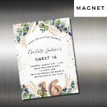 Convite Magnético Doce 16 eucalipto verde-brilhante luxo<br><div class="desc">Para uma doce 16, 16ª festa de aniversário. Um fundo branco decorado com verde de eucalipto e folhas de ouro. Pontos de brilho falsos do ouro. Personalize e adicione seus nomes e detalhes do casamento. Letras pretas e ouros coloridas. O número 16 é escrito com a fonte do estilo do...</div>