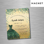 Convite Magnético Doce 16 festa de luxo de roupas verdes esmeraldas<br><div class="desc">Um convite magnético moderno,  na moda e glamouroso para uma doce festa de aniversário 16,  16. Na frente: Um fundo de ouro falso com um confete verde,  um vestido verde esmeralda. O nome é escrito com um moderno estilo escrito à mão. Personalize e adicione os detalhes da sua festa.</div>