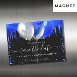 Convite Magnético Doce 16 imã salve a data azul real negra<br><div class="desc">Um fundo preto decorado com pingos azuis reais,  confete e balões. Personalize e adicione uma data e nome/idade. O texto: Salvar a Data é gravado com um script de estilo com letra de tendência grande.</div>