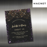 Convite Magnético Doce 16 ouro roxo glamouroso<br><div class="desc">Para um doce elegante 16,  16 anos. Um fundo na moda preto. Decorado com pó de ouro falso roxo e poeira de luz ouro. Personalize e adicione um nome,  idade e detalhes da festa. O nome é escrito com um script de estilo manuscrito</div>