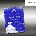 Convite Magnético Doce 16 vestido azul real de tiara luxo<br><div class="desc">Uma tendência e um convite magnético glamouroso para uma doce 16,  16 festa de aniversário. Um fundo azul real com poeira cintilante de prata falsa,  uma tiara e um vestido. O nome é escrito com um moderno estilo escrito à mão. Personalize e adicione os detalhes da sua festa.</div>