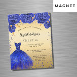 Convite Magnético Doce 16 vestido de ouro azul real floral luxo<br><div class="desc">Um convite moderno, na moda e glamouroso para uma doce festa de aniversário 16, 16. Um fundo de ouro falso com faíscas azuis falsas e um vestido azul real e rosas, florais. O nome é escrito com um moderno estilo escrito à mão. Personalize e adicione os detalhes da sua festa....</div>