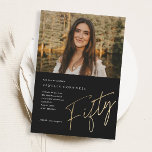 Convite Magnético Dourado 50º aniversário da Foto com Script Minimal<br><div class="desc">O moderno minimalista 50º convite de aniversário apresenta o script manuscrito de na moda faux gold foil number Fifty e os detalhes do seu partido em serif clássico na cor preta de fundo, simples e elegante, convite para o aniversário do marco de surpresa do excelente para homens e mulheres. a...</div>