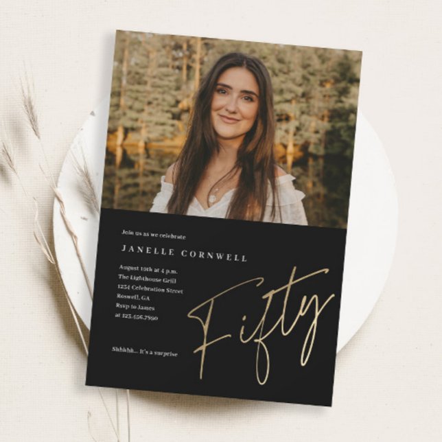 Convite Magnético Dourado 50º aniversário da Foto com Script Minimal (Elegant modern black and gold script photo 50th birthday party magnetic invitations.)