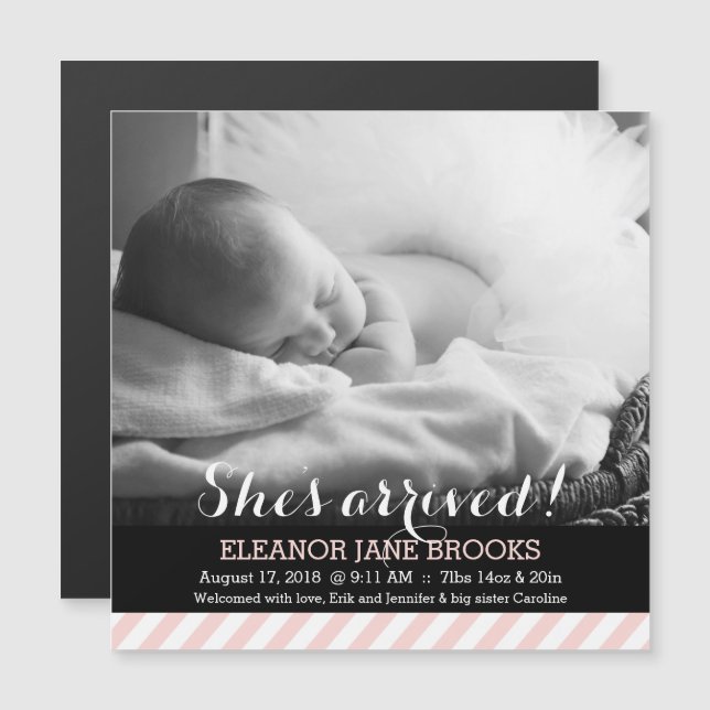 Convite Magnético Ela chegou ao anúncio do Bebê Stripes Rosa (Frente/Verso)