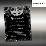 Convite Magnético festa de aniversário de luxo mascarada negro<br><div class="desc">Para um Mascarada elegante,  50º aniversário (ou qualquer idade). Um fundo negro. Decorado com falso brilho prateado e uma máscara de mascarada. Personalize e adicione um nome,  idade e detalhes da festa. O nome é escrito com um script de estilo manuscrito</div>