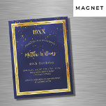 Convite Magnético Festa de aniversário de ouro azul luxo<br><div class="desc">Um fundo azul escuro,  azul marinho. A cor azul é irregular. Com uma falso moldura dourada e um sprinkle confetti de ouro,  letras coloridas de ouro. Personalize e adicione ano de nascimento,  nome,  detalhes da festa.</div>