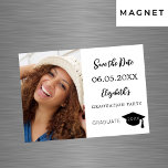 Convite Magnético Festa de formatura de fotos moderna Salvar o cartã<br><div class="desc">Uma foto Salve o cartão magnético de data para uma festa de formatura. Na frente: adicione sua própria foto vertical do formando. Um fundo branco chic, texto preto. Modelos para um nome e data. O nome e o texto: Salvar a Data são escritos com um script de estilo moderno com...</div>