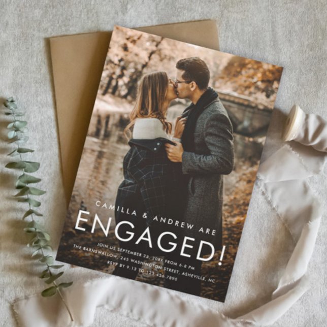 Convite Magnético Festa de noivado de Casamento de Fotografias de Ti (Simple Photo Wedding Engagement Party Invitation Magnet with Modern Typographic Overlay.)