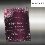 Convite Magnético Flores cor-de-rosa-burguês de aniversário luxo bri<br><div class="desc">Para uma elegante festa de aniversário 40th (ou qualquer idade). Uma cor de fundo de gradiente burguês. Decorado com faíscas brilhantes e florais cor-de-rosa. Personalize e adicione um nome,  idade e detalhes da festa. O nome é escrito com um script de estilo manuscrito</div>