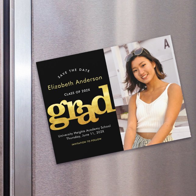 Convite Magnético Foto de Graduação Dourada Tipografia Preta Data de (Criador carregado)