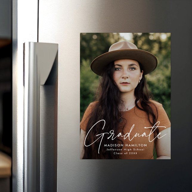 Convite Magnético Foto de Script Branco do Formando Moderno (Criador carregado)