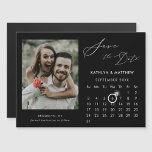 Convite Magnético Foto De Script Elegante Preto Moderno Salva A Data<br><div class="desc">Placa magnética de Script Elegante Preto Moderno ‘Salvar a Data’ com Calendário Personalizado com uma bela Foto. Diga à sua família, amigos e colegas que marcou uma data para a celebração do seu casamento com esta carta elegante. Para mover o marcador Ring > clicar em azul ‘Personalizar’ > clicar em...</div>