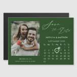 Convite Magnético Foto De Script Elegante Verde Moderno Salva A Data<br><div class="desc">Placa magnética Elegante "Salve a Data", em fundo verde moderno, com Calendário Personalizado com uma bela Foto. Diga à sua família, amigos e colegas que marcou uma data para a celebração do seu casamento com esta carta elegante. Para mover o marcador Ring > clicar em azul ‘Personalizar’ > clicar em...</div>